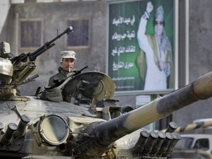 Xe tăng của lực lượng ủng hộ Tổng thống Libya Moammar Gaddafi tuần tra ở Qasr Banashir, phía Đông Nam Tripoli.